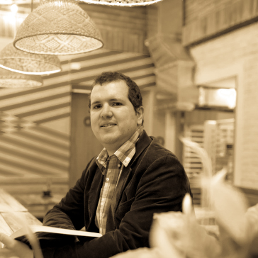 Juan Manuel Rodríguez Bocanegra leyendo