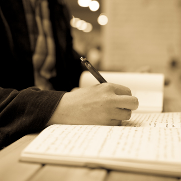 Juan Manuel Rodríguez bocanegra escribiendo