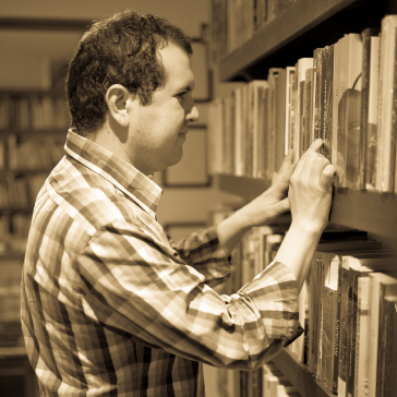 Juan Manuel Rodríguez Bocanegra perdido entre libros
